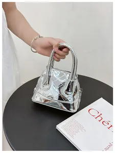 Détail d'un mini sac à main argenté matelassé avec finition métallique et surpiqûres