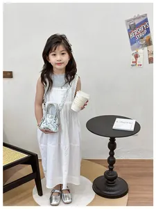 Sac bandoulière argenté chic pour fille porté avec robe en dentelle blanche et chaussures
