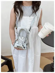 Gros plan d'un mini sac matelassé argenté pour enfants avec une finition métallique