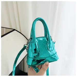 Détail du mini sac matelassé vert métallisé avec logo KAYINAI et coutures fines