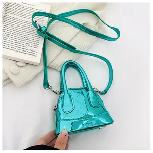 Détail du mini sac à main matelassé vert menthe avec fini métallisé et logo gravé