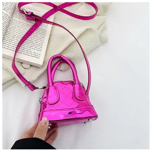 Détail d'un sac bandoulière matelassé fuchsia métallisé avec logo KAYINA sur tissu texturé