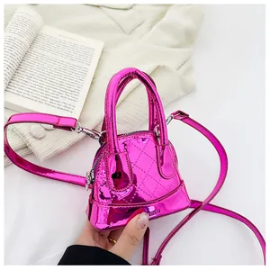 Gros plan du sac à main rose métallisé matelassé avec logo VIVAI et motif de losanges