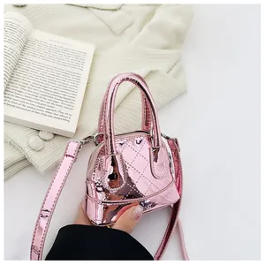 Vue détaillée du mini sac à main rose métallisé matelassé avec doubles anses et sangle