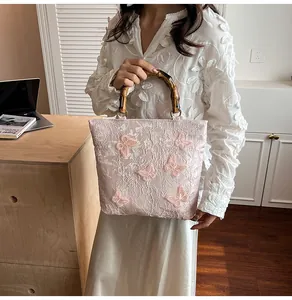 Detailansicht der rosa Spitzentote mit 3D-Schmetterlingen und Retro-Griffen aus echtem Bambus