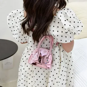 Mini sac à main rose métallisé avec motif matelassé et bandoulière amovible élégant