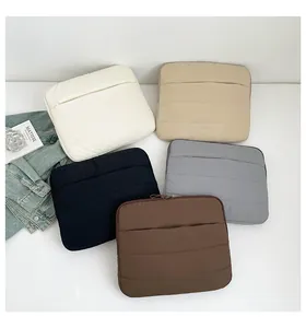 Detailansicht gesteppter Laptop-Taschen aus Baumwolle in fünf neutralen Farben
