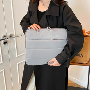 Schicke graue gesteppte Laptoptasche mit Streifennaht und vorderer Reißverschlusstasche