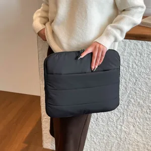 Gesteppte schwarze Laptop Tasche für Damen mit Streifenstickerei und Puffer Textur Design