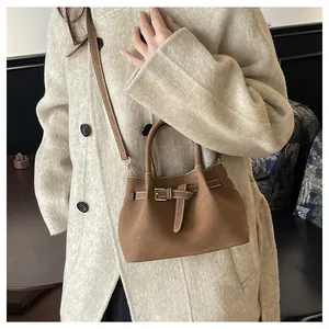Sac seau en cuir marron avec surpiqûres contrastées blanches et bandoulière réglable