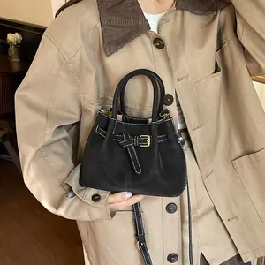 Sac seau noir avec coutures contrastées blanches et bandoulière réglable pratique