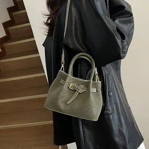 Sac seau rétro vert olive pour femme avec boucle de ceinture et bandoulière fine