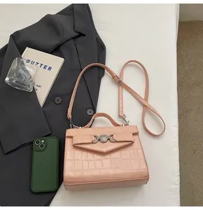 Sac à main rose texture crocodile avec boucle en forme de cœur et décor chic