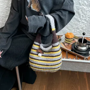 Borsa tote in maglia a righe da donna con ciondolo a fungo e motivo a righe colorate