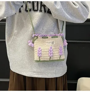 Detalle de bolso tipo cubo de ganchillo hecho a mano con flores de lavanda en 3D