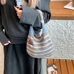 Borsa tote in maglia a righe blu, marrone e bianca con decorazione a fungo in morbido tessuto