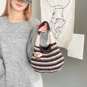 Borsa tote in maglia a righe con ciondolo a fungo in marrone, grigio e crema