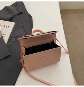 Vue détaillée du sac à main rose gaufré crocodile avec poche intérieure zippée