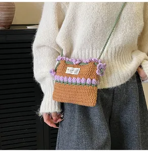 Primer plano del bolso tipo cubo de ganchillo hecho a mano con tulipanes en relieve