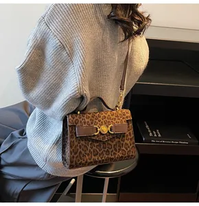 Détail de la texture léopard avec boucle dorée en forme de cœur et bordure en cuir