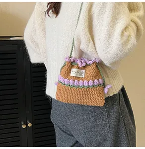 Primer plano del bolso saco de ganchillo hecho a mano con motivos de tulipanes morados
