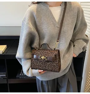 Détail du sac à main léopard avec fermoir cœur doré et bandoulière en cuir