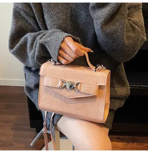 Détail du sac à main rose avec gaufrage crocodile et fermoir en métal argenté en cœur