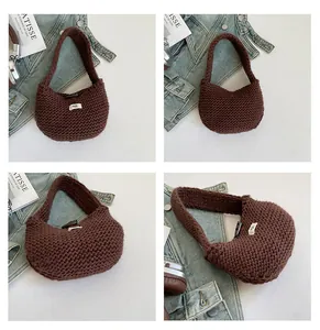 Dettagli della borsa tote in maglia marrone con chiusura ad alamaro ed etichetta logo egg