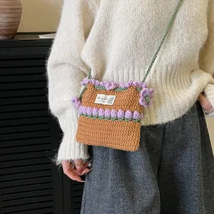 Bolso saco de ganchillo marrón hecho a mano con tulipanes morados y diseños florales