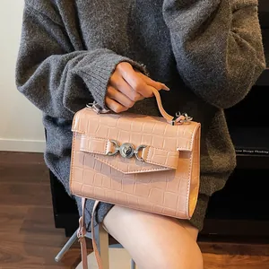 Sac à main rose gaufré crocodile avec fermoir métallique argenté en forme de cœur
