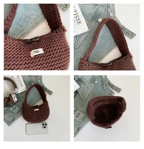 Dettaglio di una borsa in maglia marrone che mostra la trama all'uncinetto e il legno