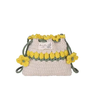 Bolso tipo cubo de ganchillo hecho a mano con flores 3D y correa de punto verde