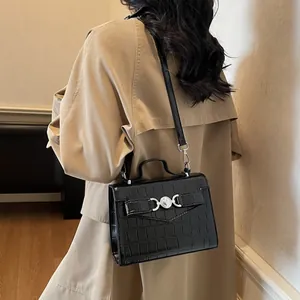 Sac à main noir élégant à motif crocodile avec boucle en métal et bandoulière