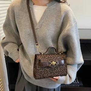 Sac à main rétro imprimé léopard avec boucle cœur dorée et bandoulière en cuir chic