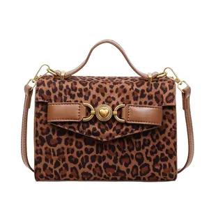 Sac à main rétro motif léopard avec boucle cœur dorée et bandoulière réglable
