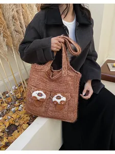Dettaglio della borsa tote in maglia con decorazioni gatti 3D e trama spessa