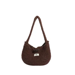 Borsa tote in maglia marrone scuro con bottone in legno e etichetta egg di moda