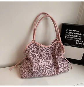 Detailansicht der pinken Canvas-Tasche mit Leopardenmuster und seitlichen Kordelzügen