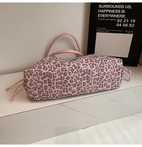 Detailansicht der rosa Leoparden-Einkaufstasche mit Kordelzug und Ledergriffen