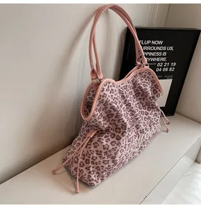 Detail der pinkfarbenen Leoparden-Tasche mit weißer Stickerei und Kordelzug-Details