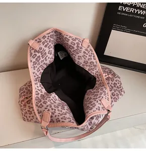 Detailansicht der rosa Leopard-Tragetasche mit Magnetverschluss und Innenfutter
