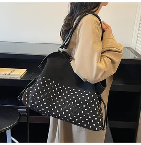 Detailansicht der großen Schultertasche mit Punkten, Kordelzug und Stickerei-Design