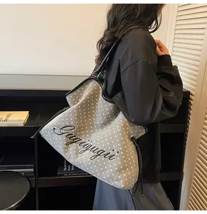 Detailansicht eines großen Stern-Canvas-Shoppers mit Kordelzug und Lederriemen