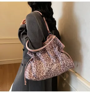 Detail der Leopard-Tragetasche mit rosa Riemen und eleganter Stickerei-Vorderseite
