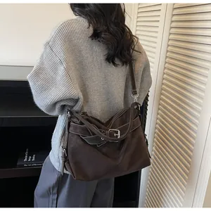 Vue détaillée du sac cabas vintage marron foncé avec surpiqûres sur mannequin