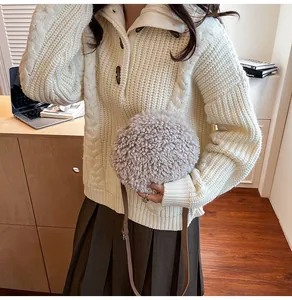Détail du sac rond en peau de mouton synthétique avec texture douce et bandoulière