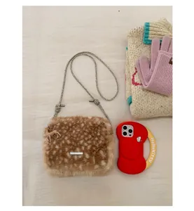 Vue détaillée du sac peluche à motif faon avec chaîne argentée et charm de cerf délicat