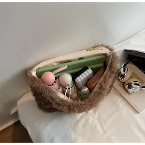 Intérieur spacieux du sac bandoulière en peluche brune avec tablette et accessoires