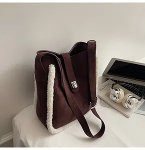 Detail der Vintage-Wildledertasche mit weißem Lammfellbesatz und silberner Schnalle