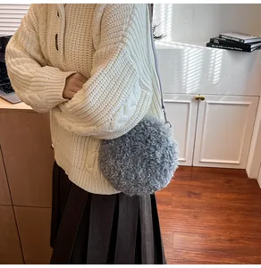 Détail du sac à bandoulière rond en polaire grise montrant la texture douce de la laine d'agneau